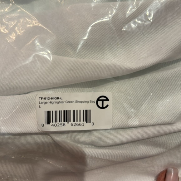 New with tags in Sealed bag Telfar highlighter green - Picture 3 of 4